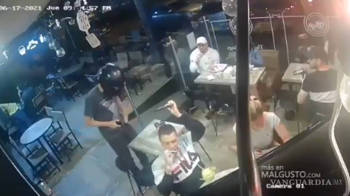 Hombre no deja de disfrutar sus alitas mientras lo asaltan en Nuevo León; se vuelve viral (VIDEO)