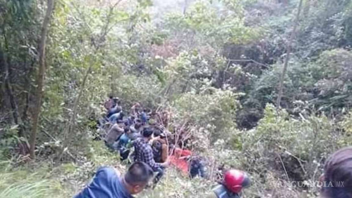 Autobús cae de barranco en Nepal y deja 18 muertos