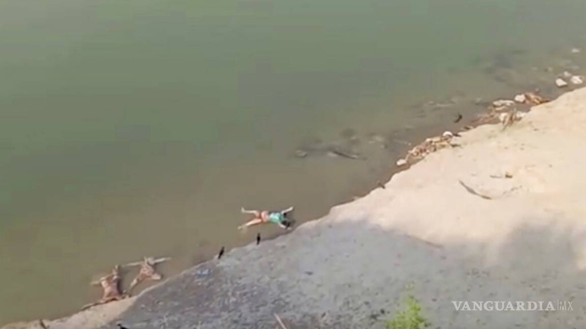 Hallan en India más de 70 cadáveres flotando en río Ganges; desconocen causa de la muerte