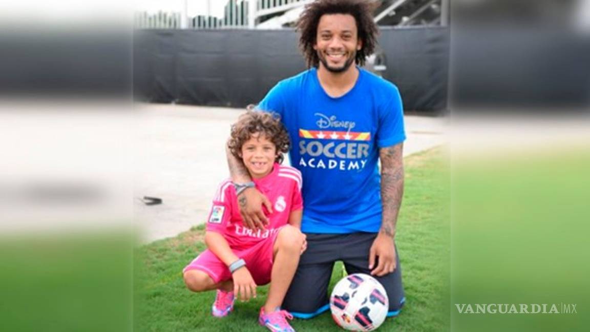 $!El hijo de Marcelo enloquece el vestidor del Madrid con su habilidad con el balón