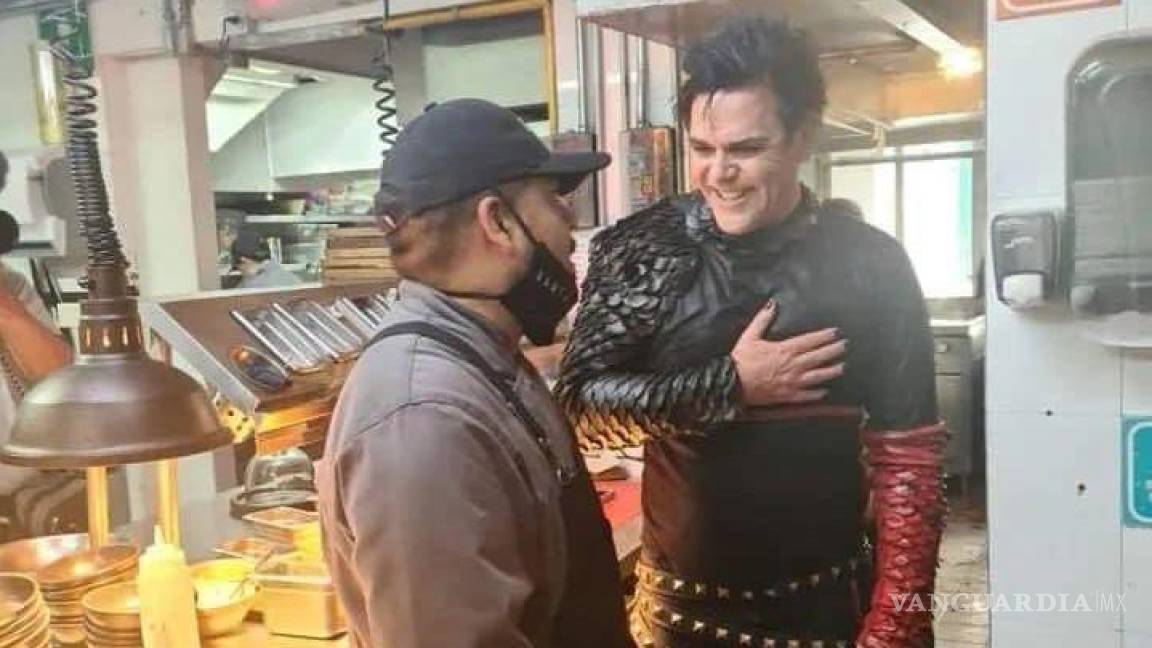 Kruspe, de Rammstein, además de hacer tacos da miniconcierto gratis en el Zócalo de la CDMX