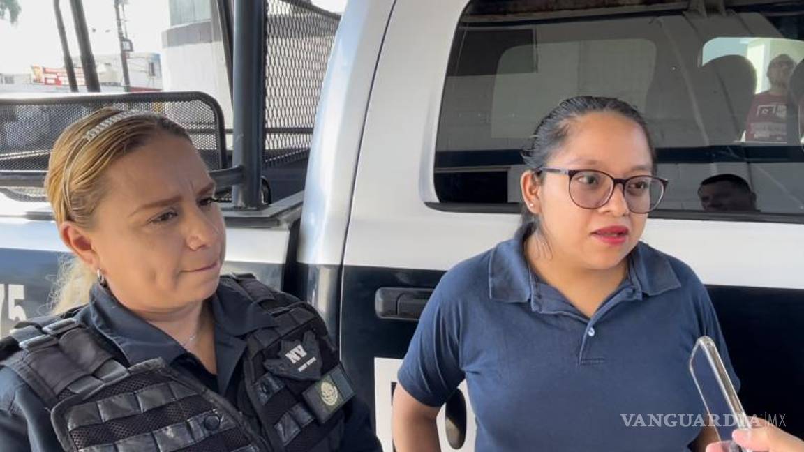 $!La madre de 23 años entregó a su hija a las oficiales para que le brindaran ayuda, y estas pusieron en práctica los conocimientos que tenían mientras llamaban a una ambulancia.