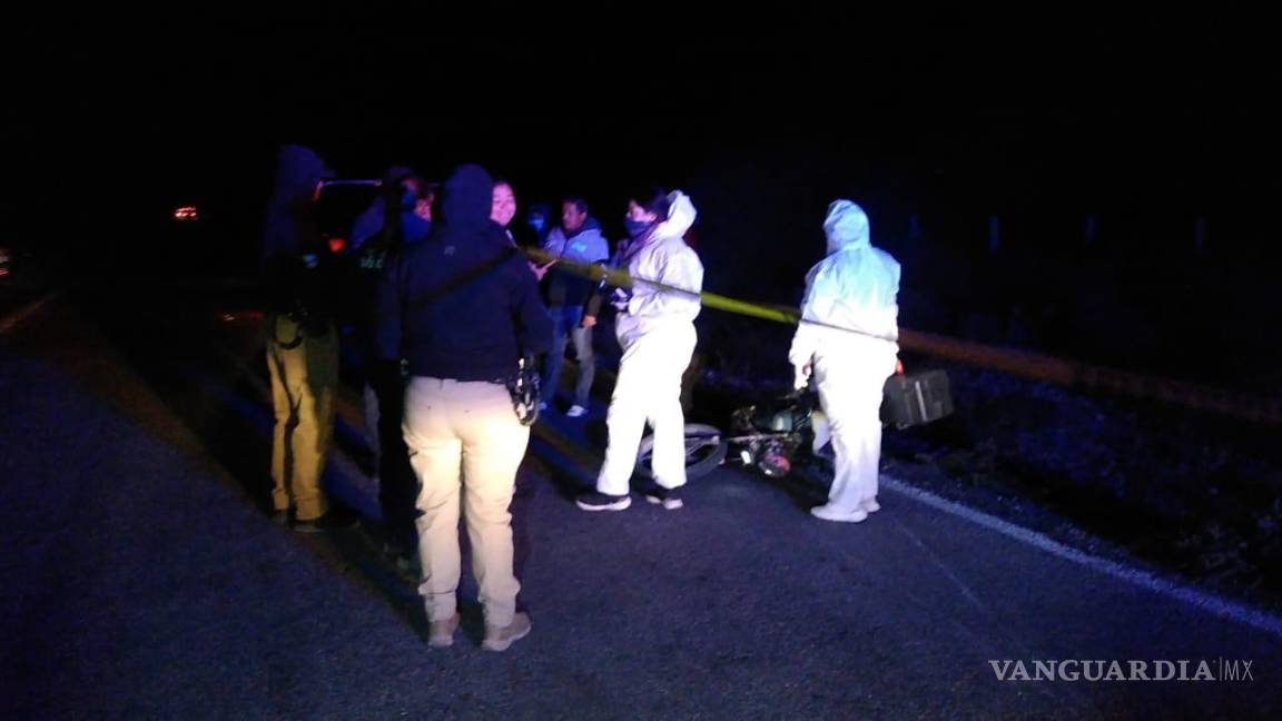 $!Paramédicos confirmaron que el motociclista ya no presentaba signos vitales.