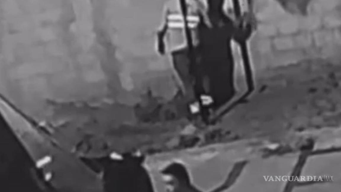 $!Los empleados del municipio bajan del camión de recolección mientras uno de ellos vandaliza una pared cercana.