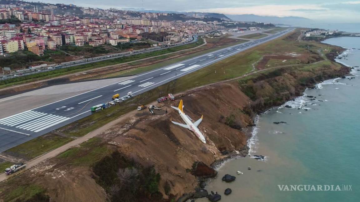 Avión turco derrapa en pista y casi cae al Mar Negro