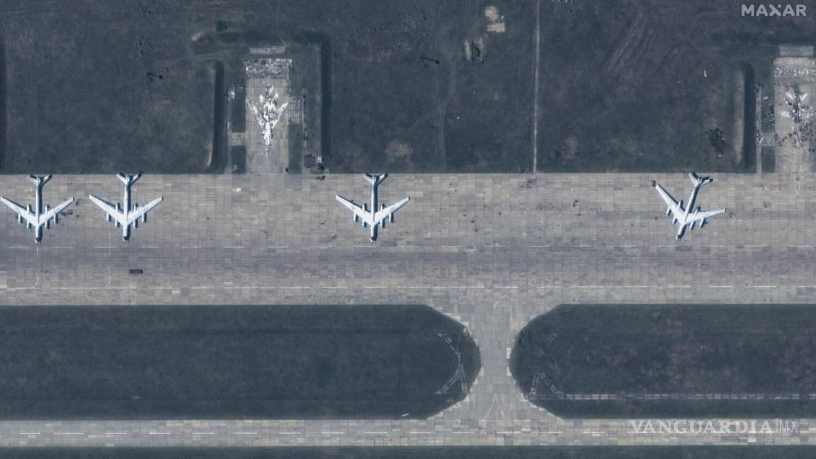 $!Esta imagen satelital muestra los daños después de que un dron ucraniano atacara la base aérea de Belaya en la región de Irkutsk, en el este de Siberia, Rusia.