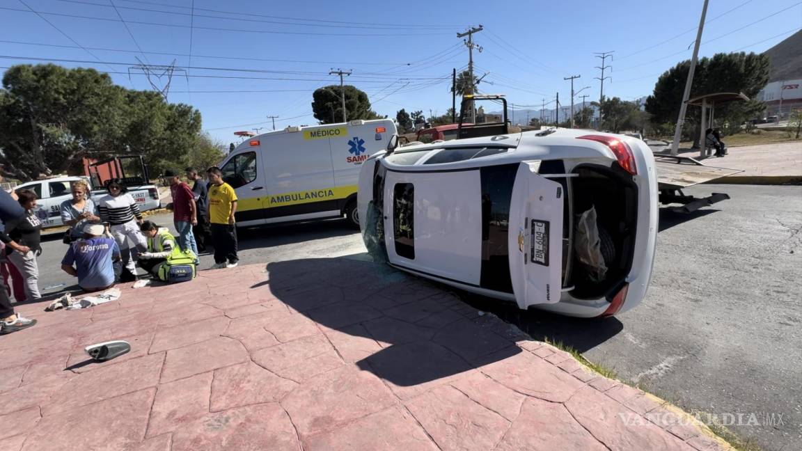 Veloz conductor pierde el control y vuelca, en la salida a Torreón