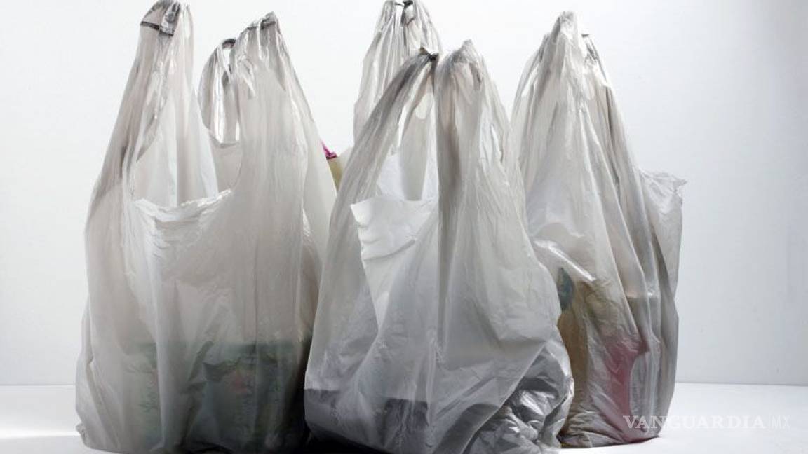 Cadena de tiendas de conveniencia eliminará las bolsas de plástico