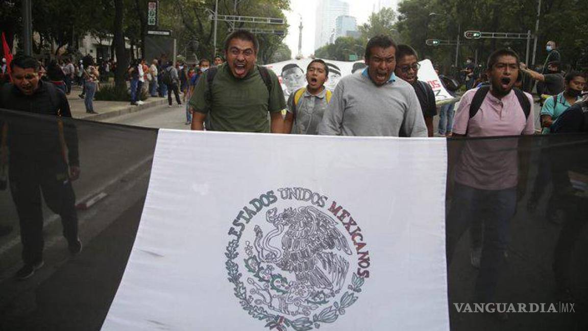 Marchan para exigir verdad y justicia a siete años de Ayotzinapa