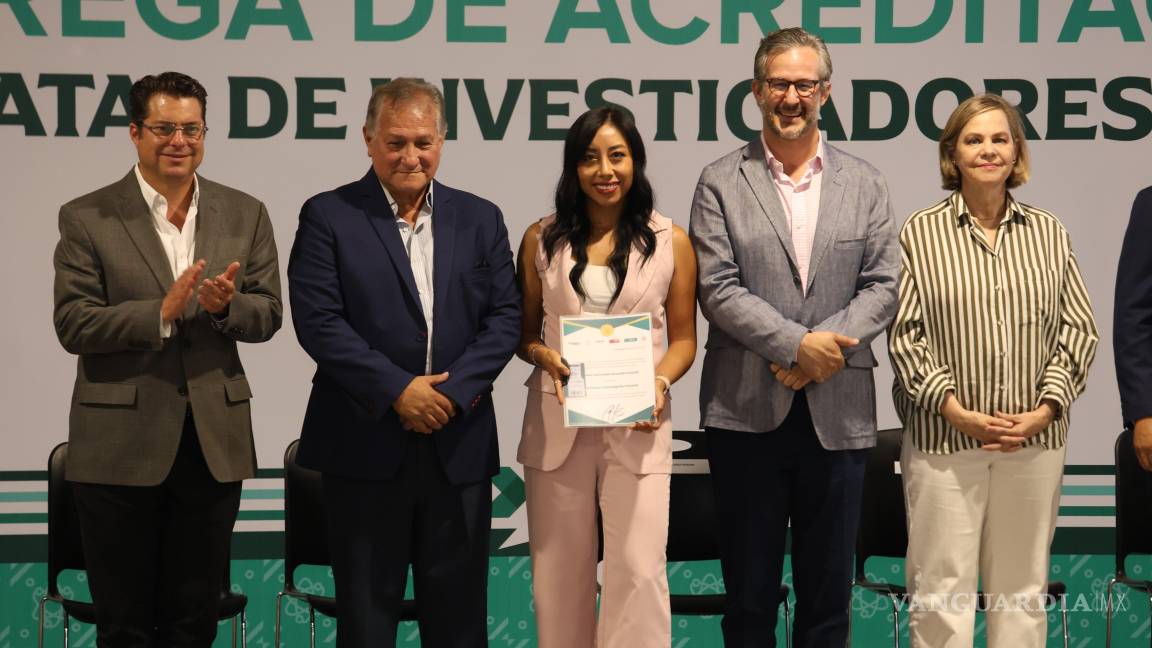 $!Jóvenes investigadores y miembros honoríficos del SEIC reciben su nombramiento, consolidando la renovación generacional en la ciencia coahuilense.