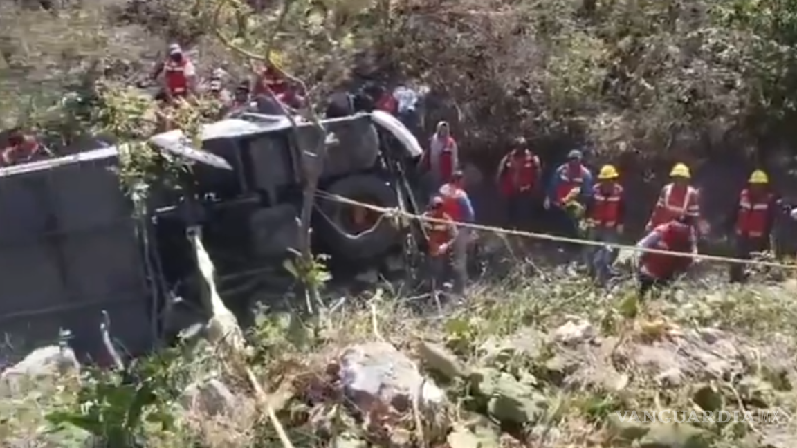 Resultan 11 muertos tras volcadura de autobús en Oaxaca; regresaban del mitin de Claudia Sheinbaum