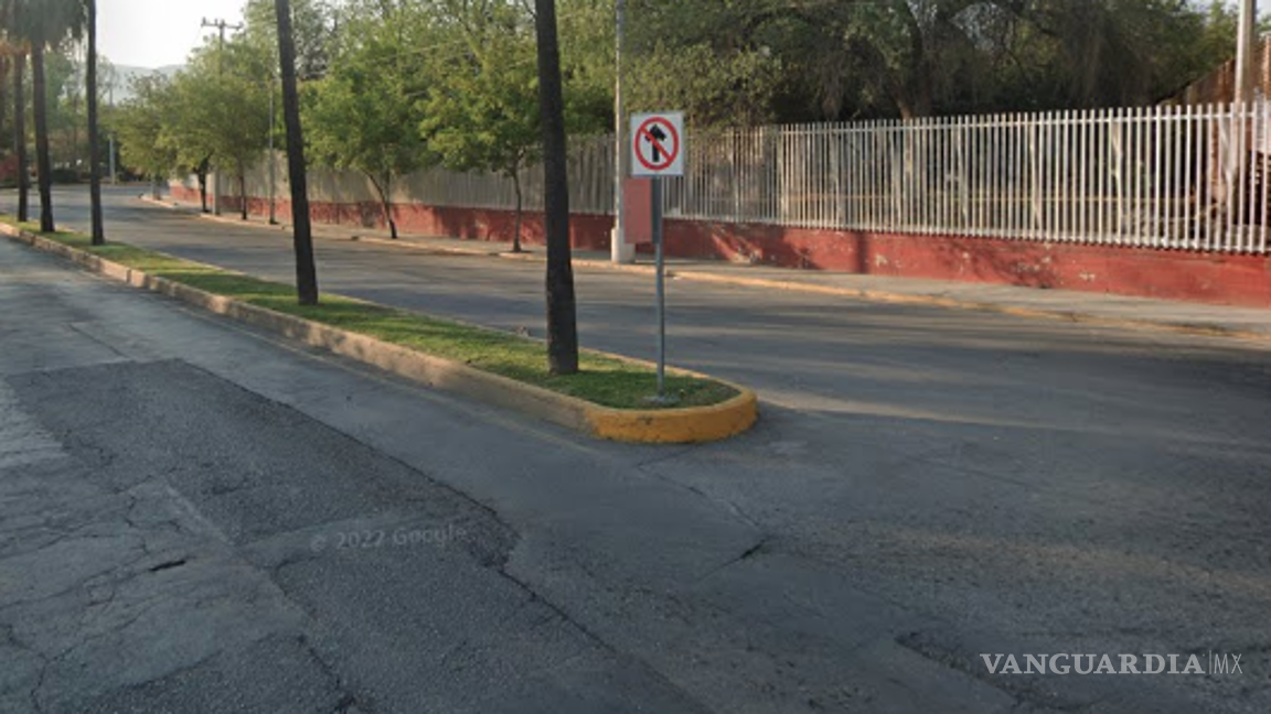 $!Quienes salen del estacionamiento cercano, no pueden tomar la vialidad en dirección de poniente a oriente.