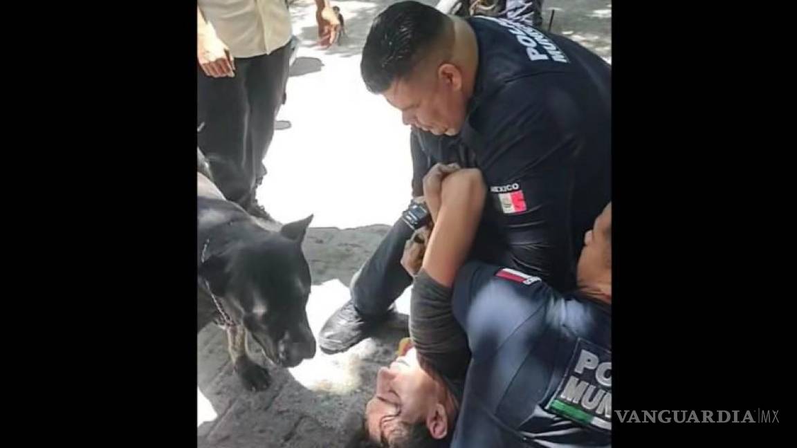 Con exceso de fuerza, policía de Torreón detiene a joven que paseaba a sus perros (video)