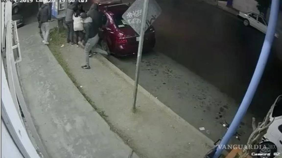 Así despojaron a familia de su auto en Ecatepec, una joven resultó baleada (video)