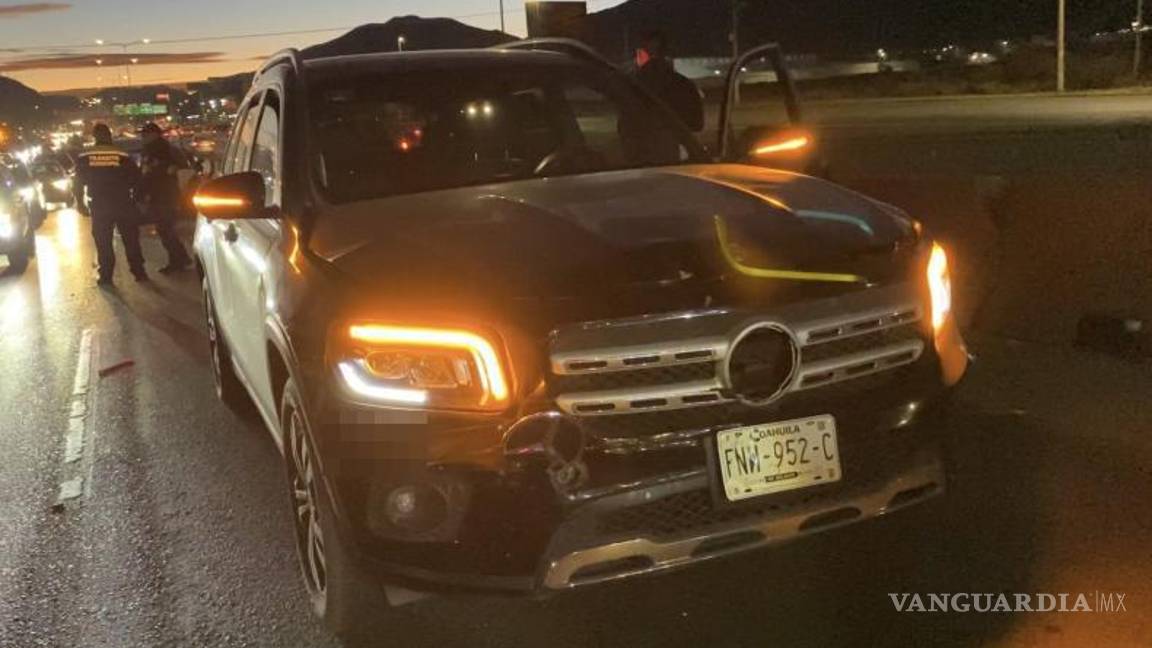 $!La circulación hacia el centro de Saltillo se vio interrumpida debido al accidente, con varios vehículos detenidos.