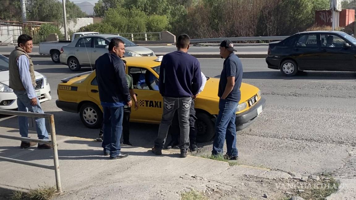 Taxista derriba de moto a dos jóvenes en bulevar de Saltillo