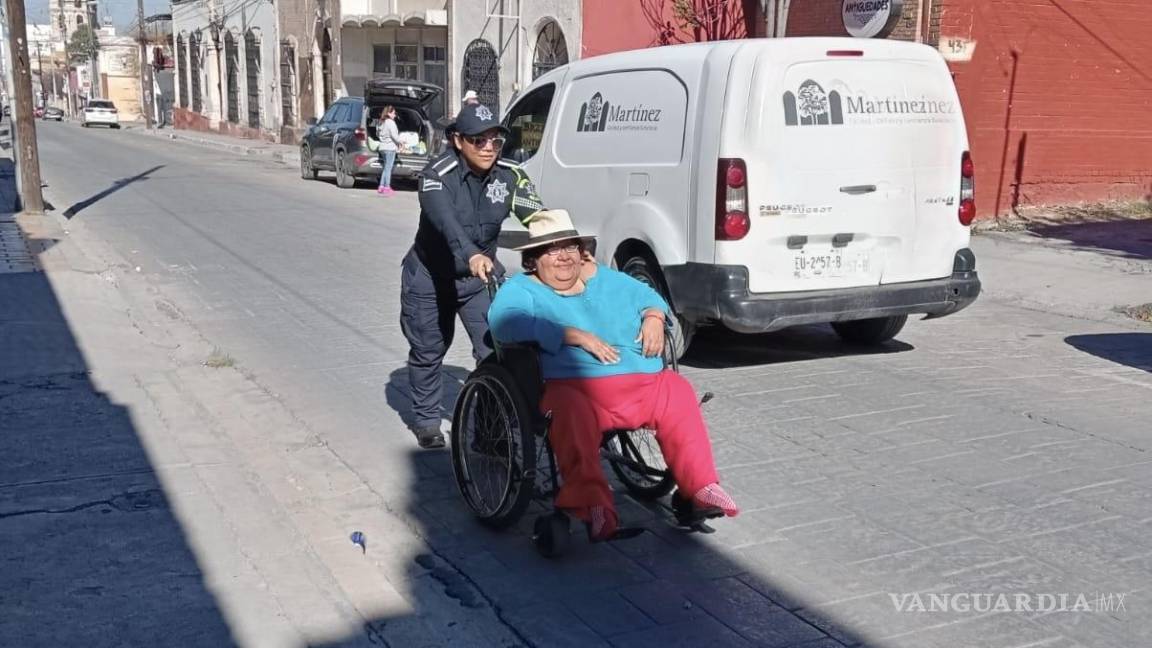 Más allá de su deber, la Policía Turística de Saltillo apoya a personas vulnerables