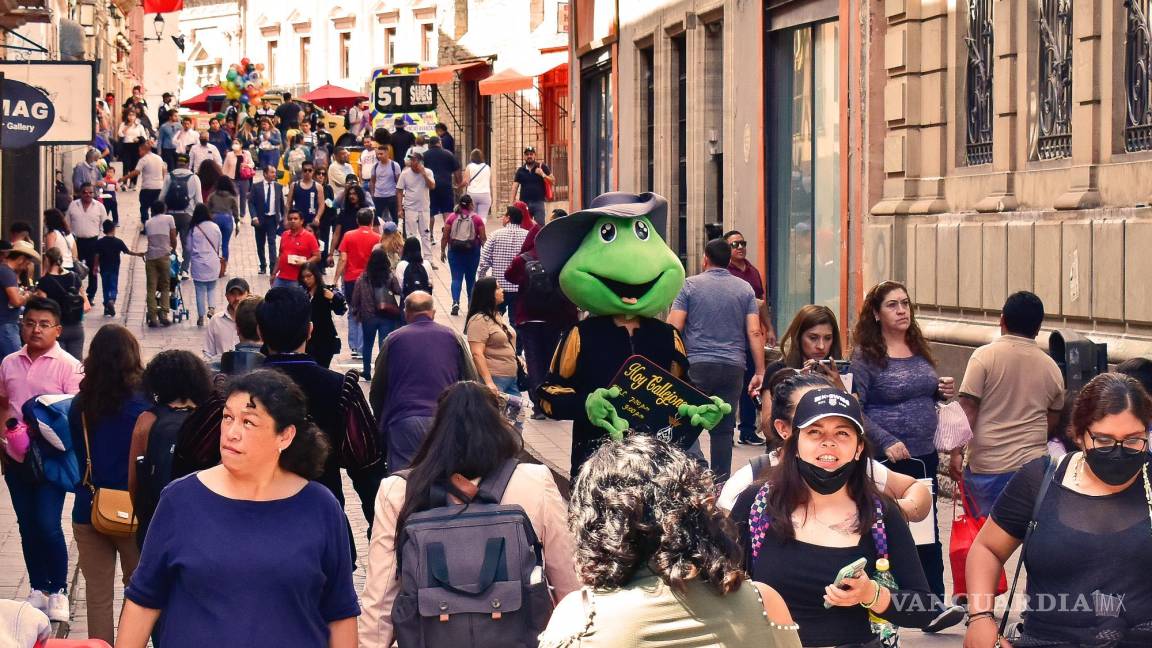 $!Decenas de personas recorren el centro histórico durante el Festival Internacional Cervantino en Guanajuato (México).