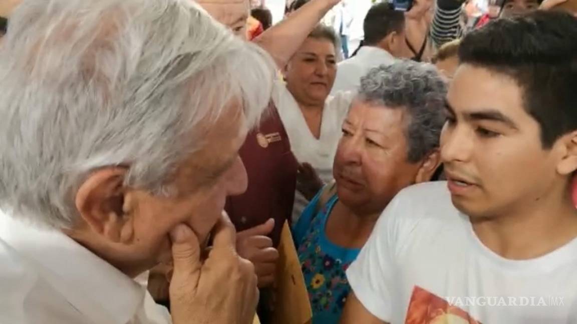AMLO: en La Paz, familiares de desaparecidos lo reciben