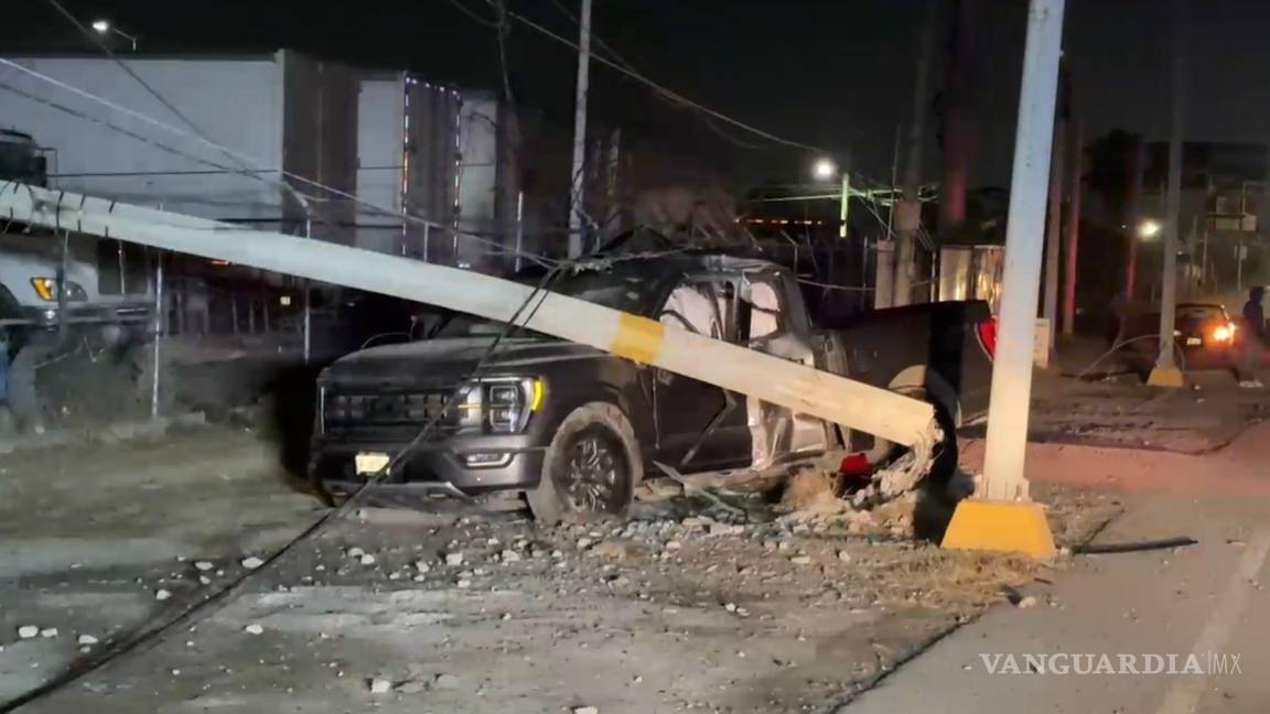 Pierde el control, derriba poste de luz y huye en Ramos Arizpe