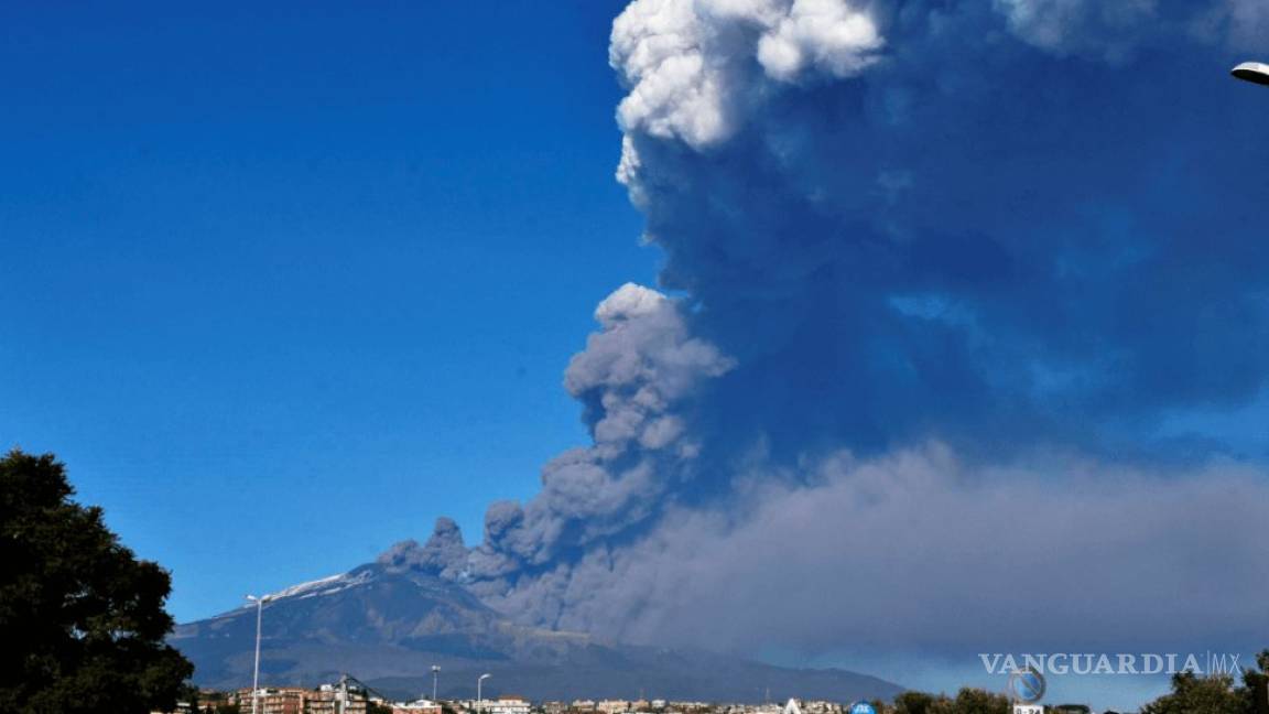 Temblores provocan erupción de Volcán Etna en Italia; cierran aeropuerto