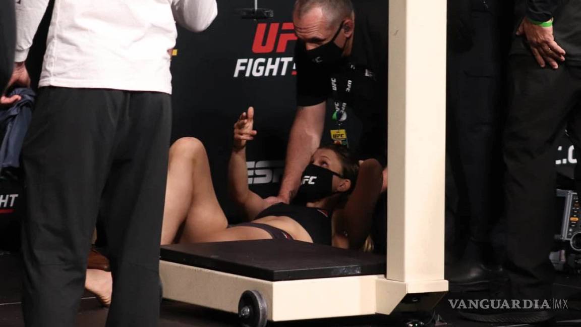 Peleadora de la UFC se colapsa en ceremonia de pesaje