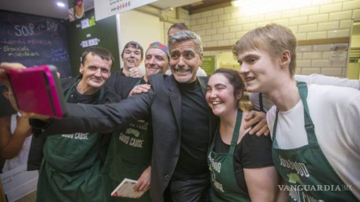 George Clooney visita un café solidario