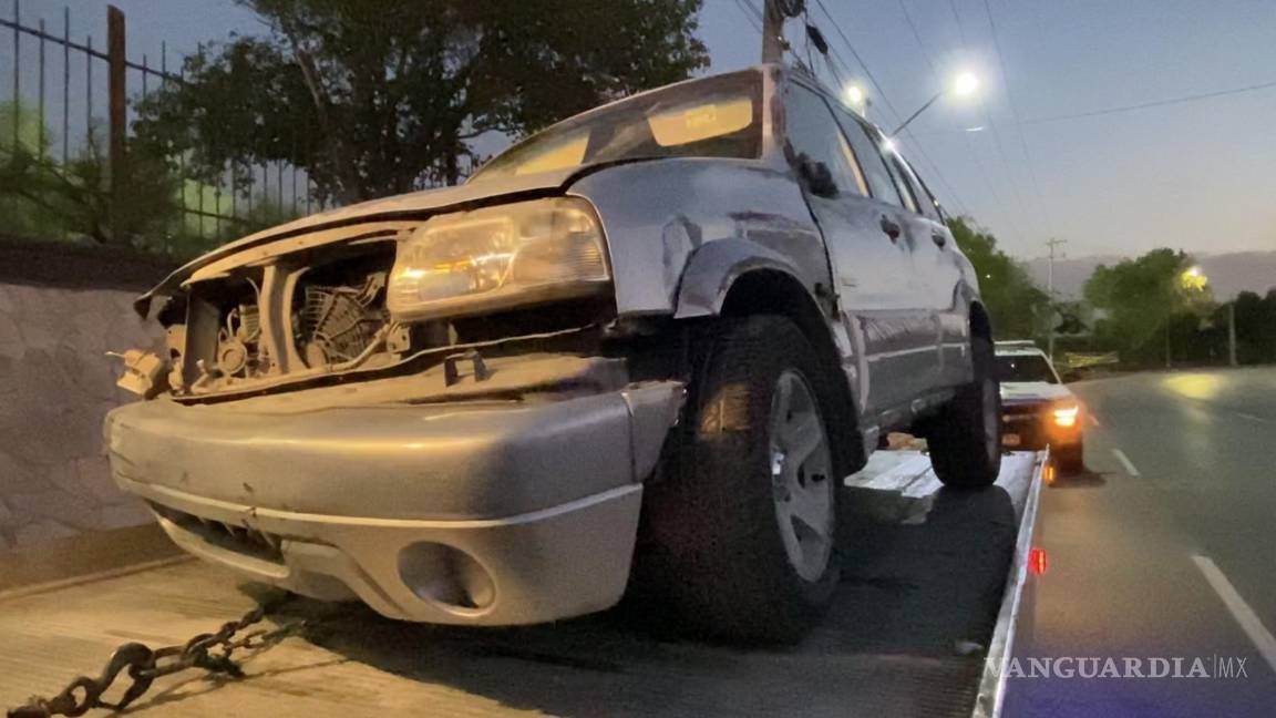 Choca y derriba barda del Tecnológico de Monterrey, en Saltillo