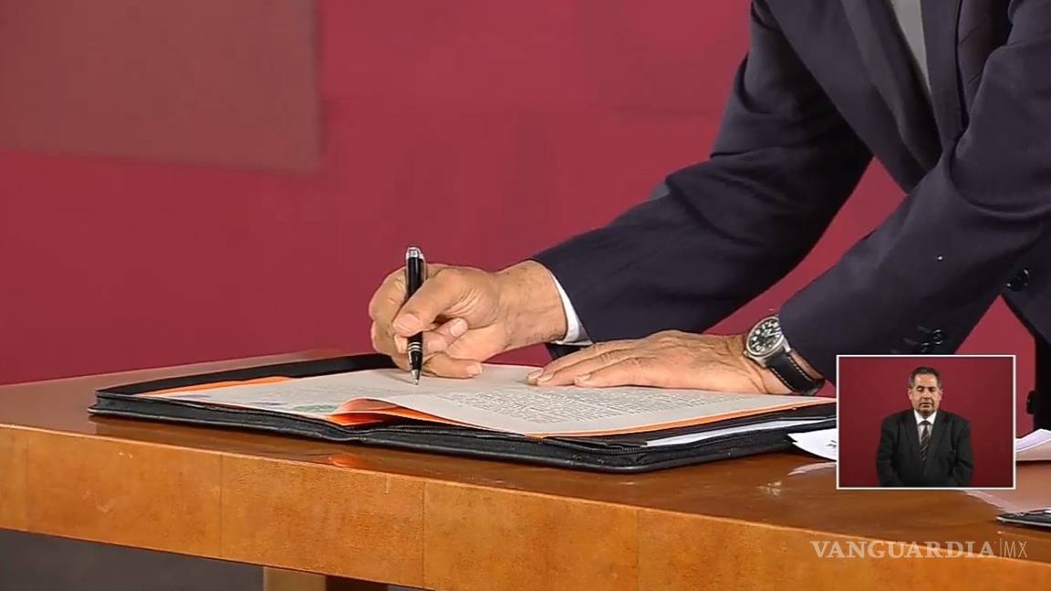 AMLO firma compromiso de no reelección ante notario público