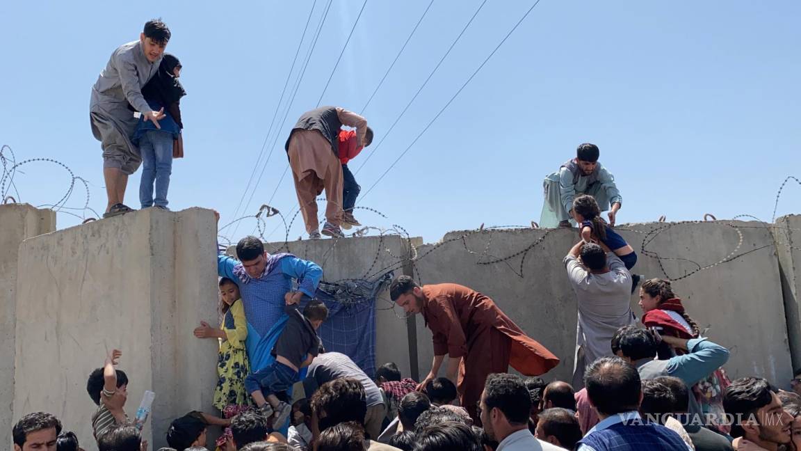 Talibanes declaran su victoria en Afganistán, población trata de huir