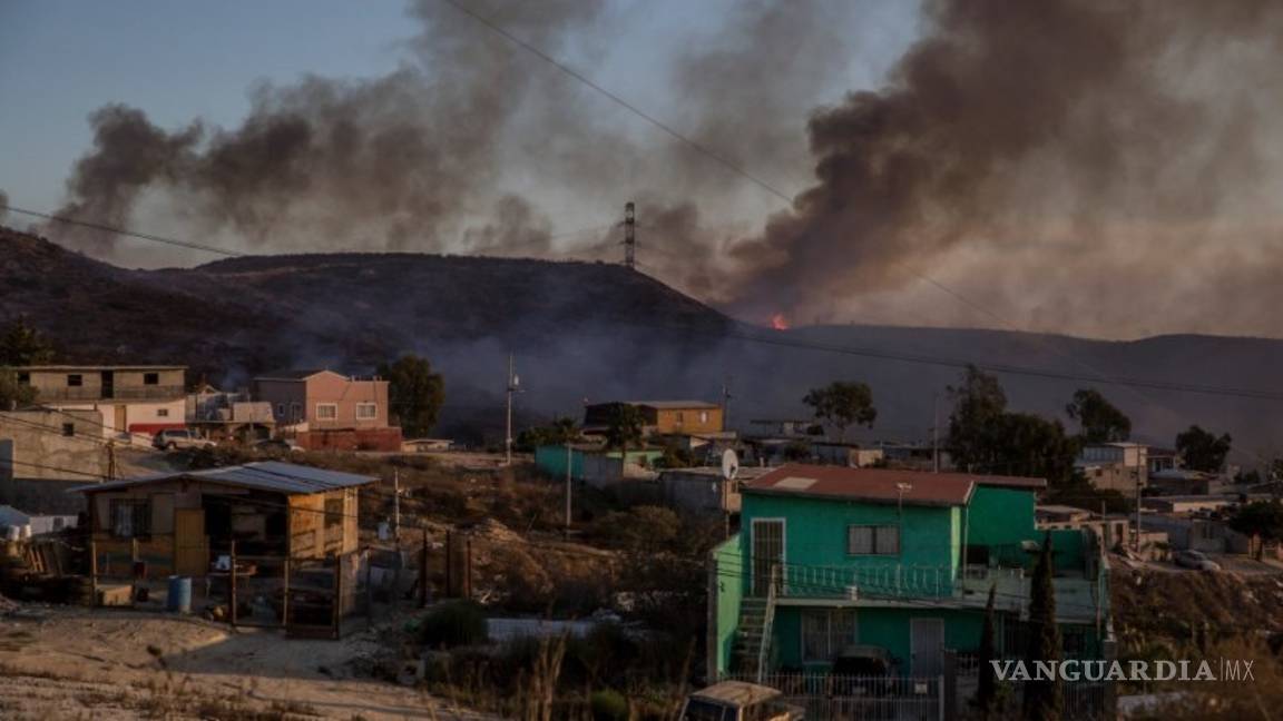 $!Cierran autopista Tijuana-Ensenada por incendios forestales