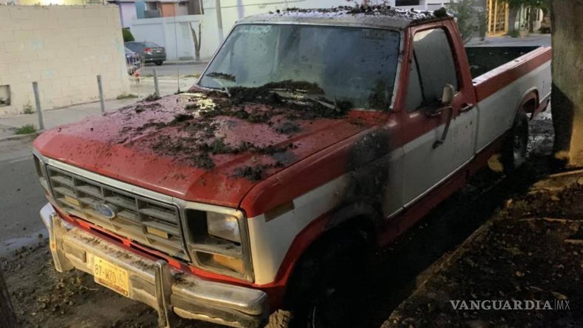 $!El fuego alcanzó una camioneta que se encontraba en el exterior del domicilio.