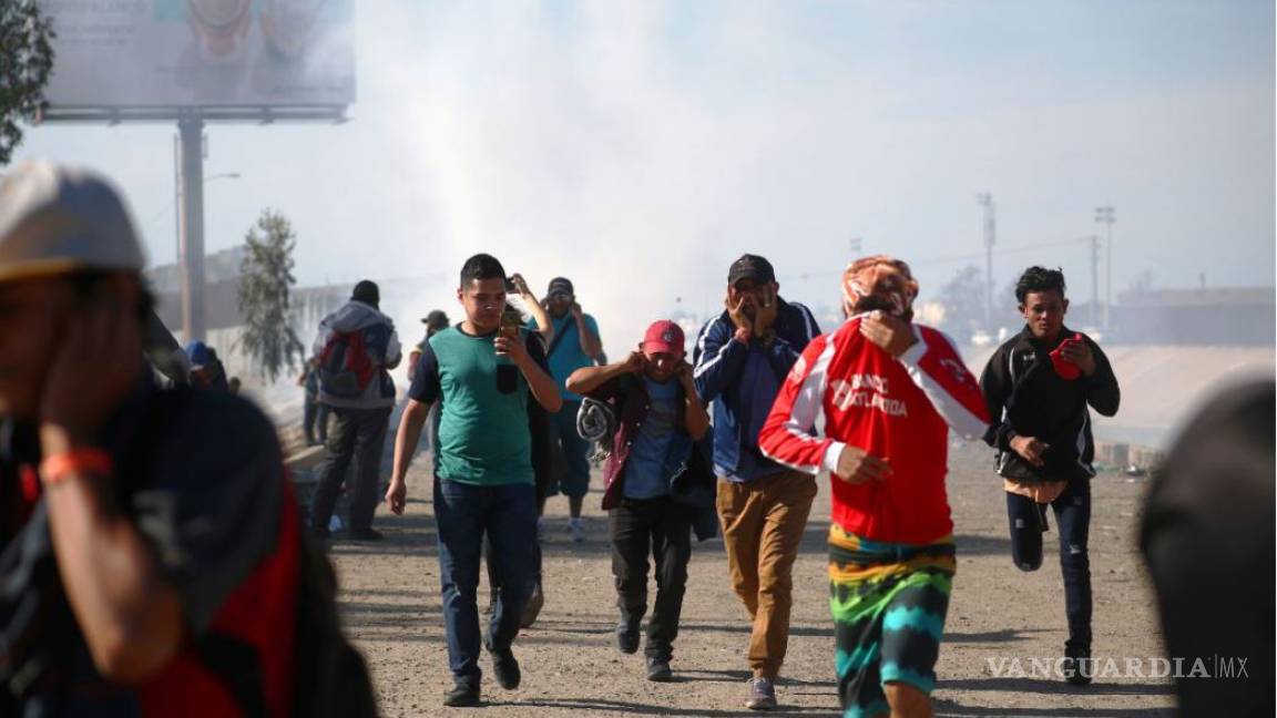 México pide a EU que indague el uso de armas no letales contra los migrantes