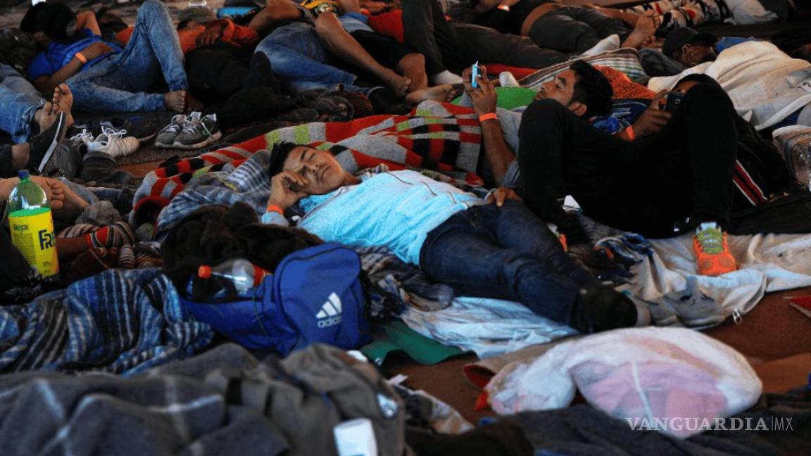 Migrantes aglomeran Tijuana y llenan albergues; duermen en la calle
