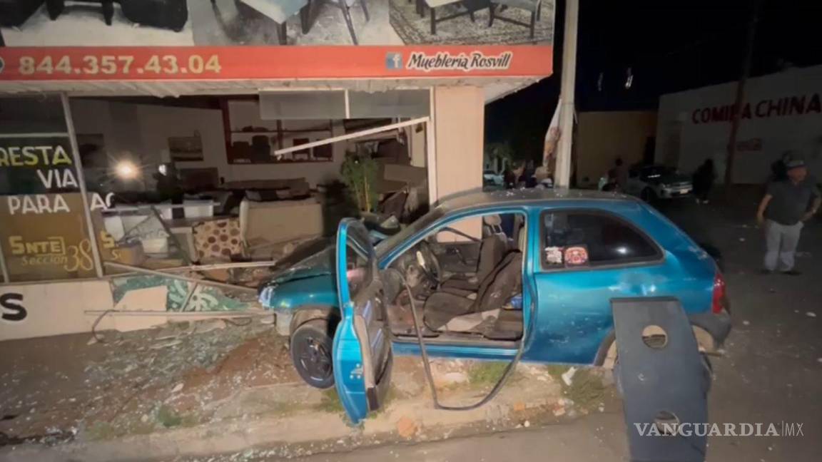 $!El automóvil fue remolcado al corralón municipal mientras autoridades buscan al conductor que huyó tras el choque y abandono del lesionado.