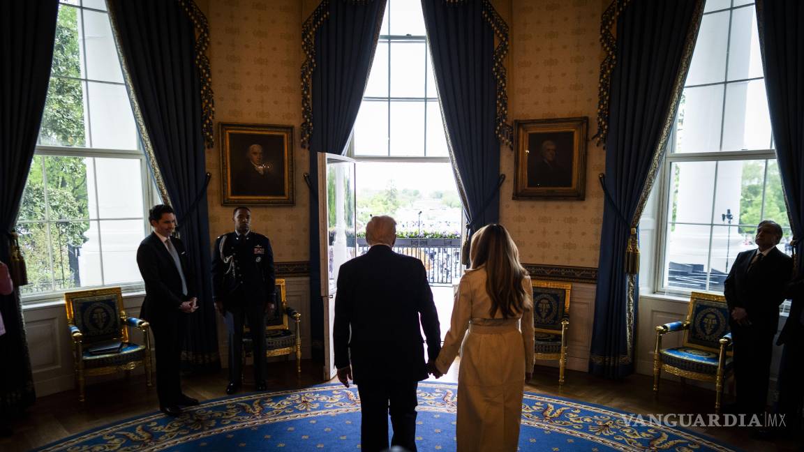 $!El presidente Donald Trump y la primera dama Melania Trump caminan desde el Salón Azul hasta el balcón durante el desfile de huevos de Pascua de 2025.