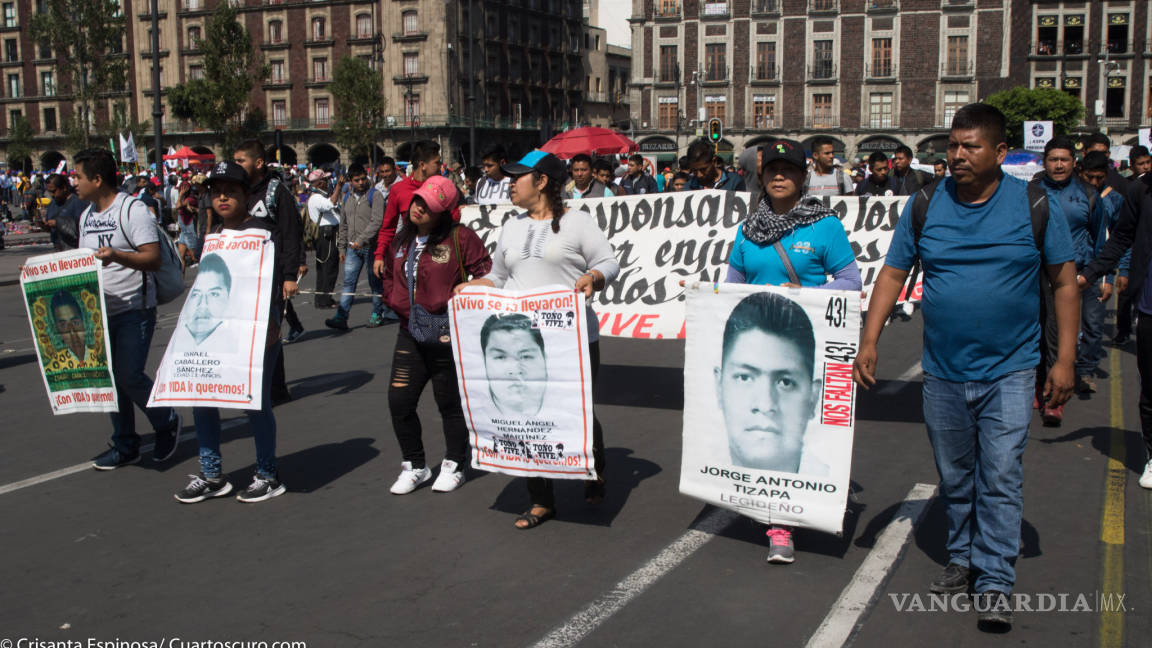 Familiares de los 43 normalistas reprochan absolución de Murillo Karam