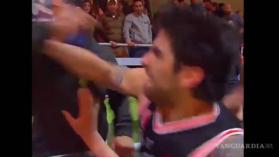 Basquetbolista enfurece y golpea a un aficionado