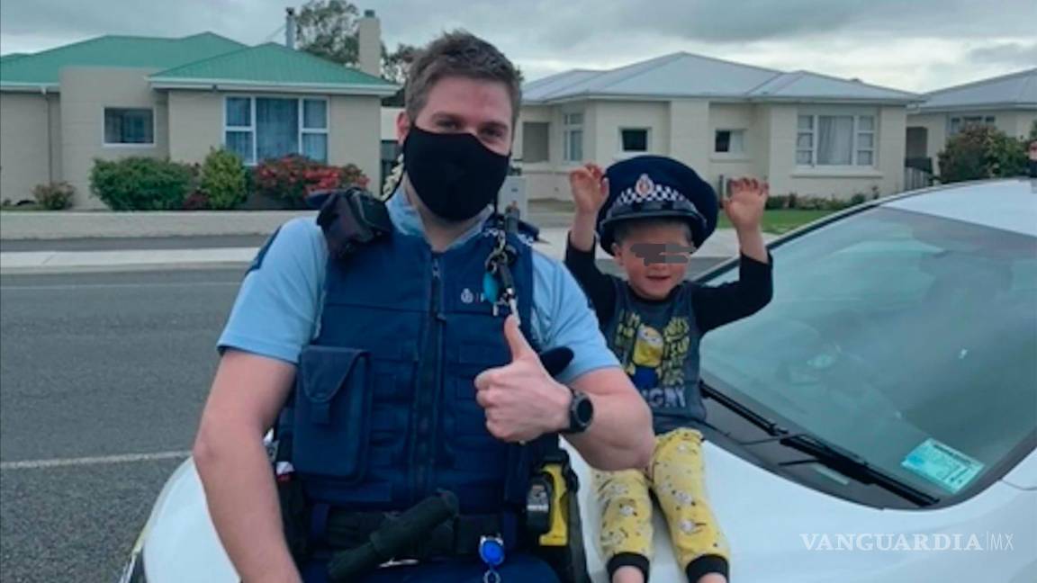 Un agente neozelandés responde a llamada de emergencia de niño para que vean sus juguetes