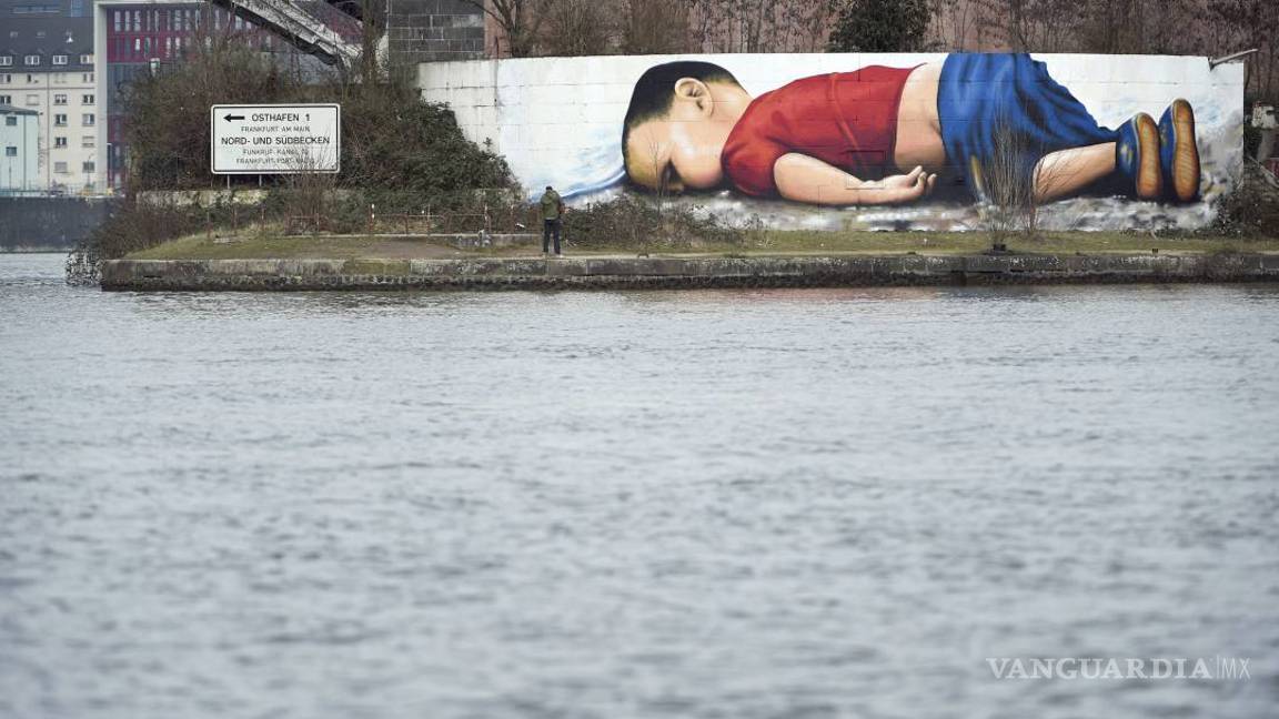 $!Un graffiti de Aylan lleva el éxodo de los refugidos al BCE