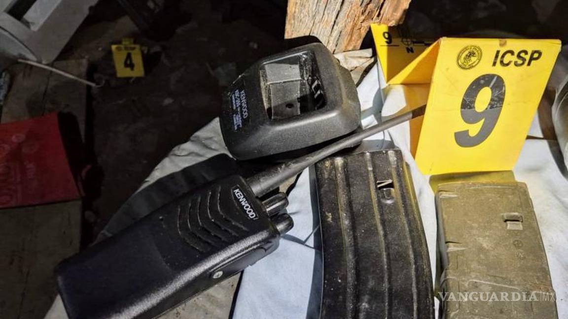 $!Catean inmueble tras asesinato de dos policías en Guadalupe, Nuevo León; encuentran armas, cartuchos y chips