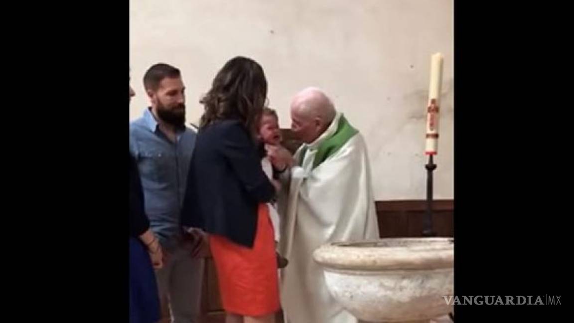 Cura abofetea a un bebé porque lloraba durante su bautismo (Video)