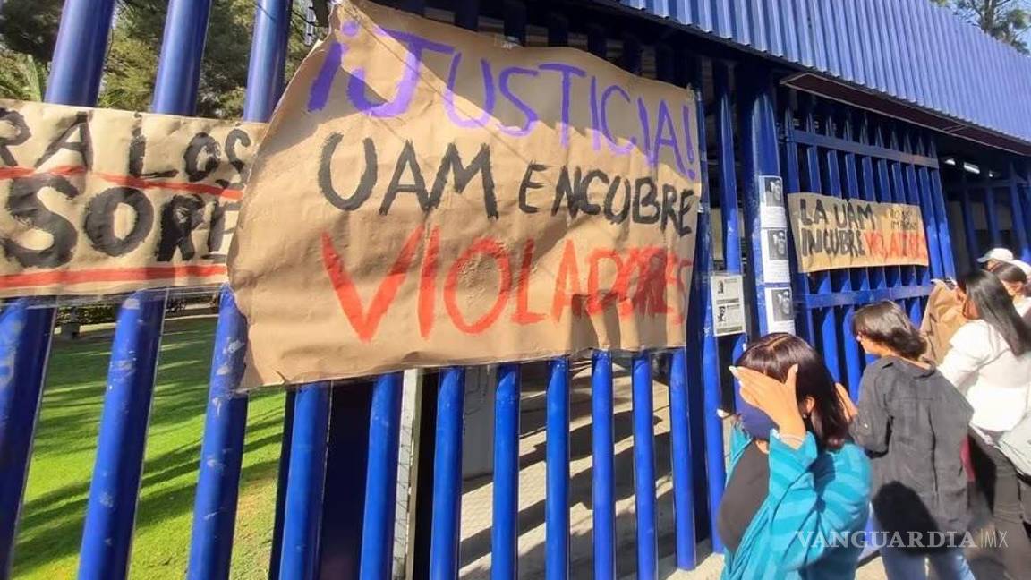 $!La víctima recibió el apoyo de sus compañeras y compañeros de los diferentes planteles de la UAM, quienes iniciaron el día 10 de marzo el paro de labores