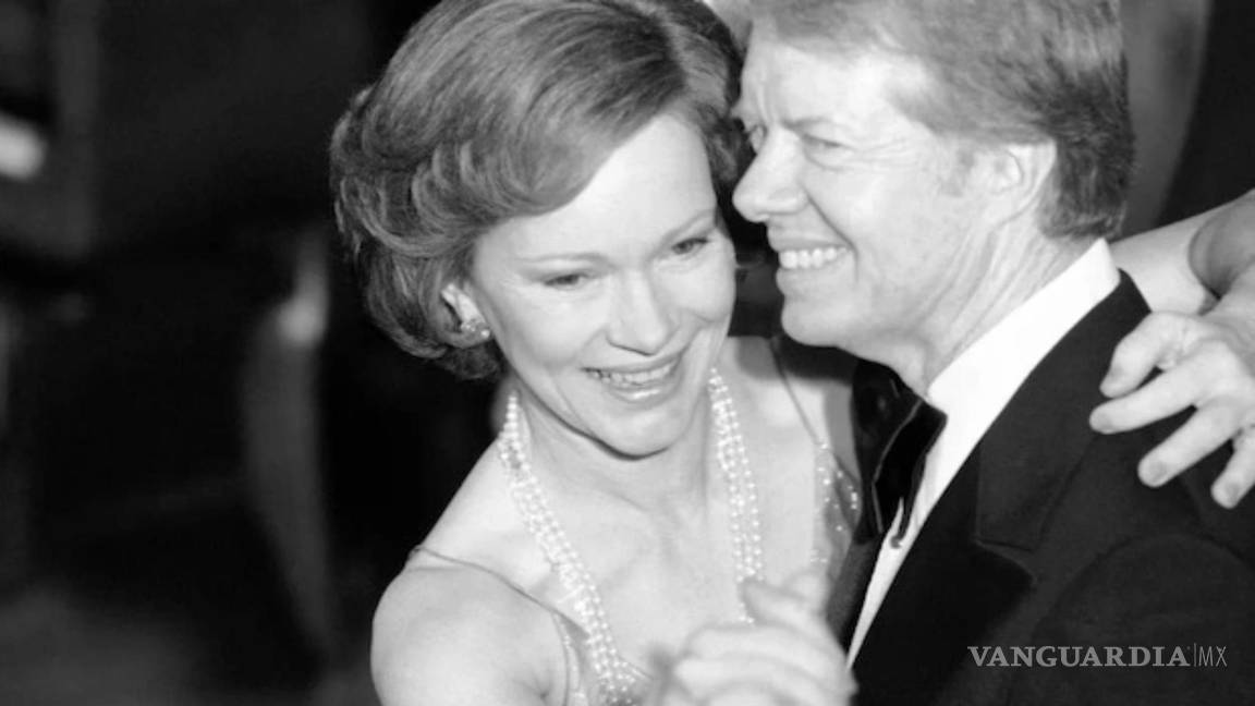 $!El presidente Carter y su esposa Rosalynn bailan en el baile anual de Navidad del Congreso en la Casa Blanca en 1978.