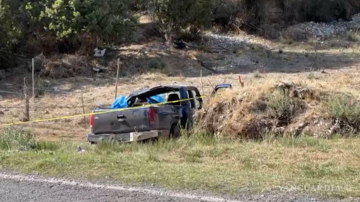 $!La camioneta terminó volcada fuera de la carretera estatal 110, a la altura del kilómetro 8 rumbo a Los Lirios.