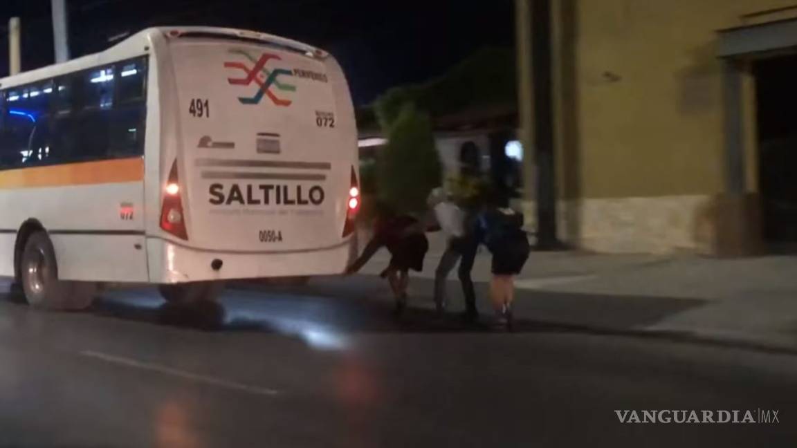 Patinadores 'se cuelgan' del camión en Saltillo