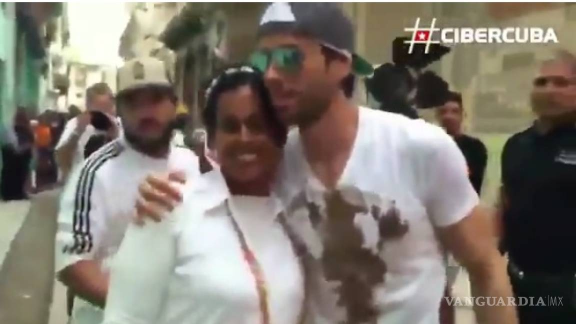 Enrique Iglesias convive con fans en Cuba