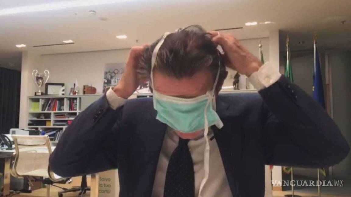 Gobernador de Lombardía se vuelve viral por no saber colocarse un cubrebocas para prevenir coronavirus (VIDEO)