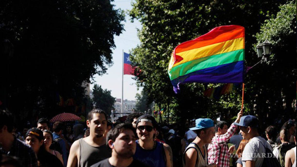 Marchan en Santiago por matrimonio igualitario y adopción homoparental