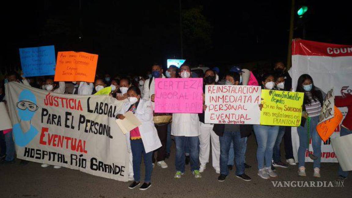En Oaxaca protesta personal de salud despedido; AMLO promete soluciones
